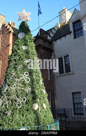 Albero di Natale e Dunbar Town House, conosciuta anche come Dunbar Tolbooth, Dunbar, East Lothian, Scozia Foto Stock
