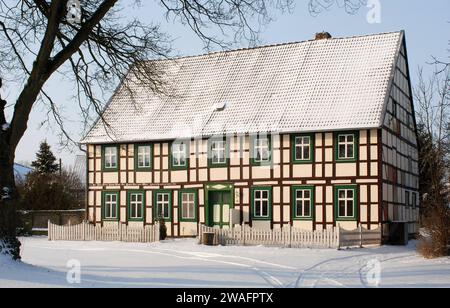 11.03.2013 Fachwerkhaus Deutschland/ Sachsen Anhalt/ Altmark/ Altmarkkreis Salzwedel/ Stadt Klötze/ Ortsteil Röwitz/ altes norddeutsches Fachwerkhaus im Schnee/ Bauernhaus/ Mehrfamilienhaus/ saniert/ restauriert/ Schnee/ Jahreszeiten/ Winter/ Sonnenaufgang **** 11 03 2013 casa a graticcio Germania Sassonia Anhalt Altmark Altmarkkreis Salzwedel Town distretto di Klötze Röwitz vecchia casa in legno della germania settentrionale nella fattoria sulla neve casa multifamiliare ristrutturata stagione della neve alba invernale Foto Stock