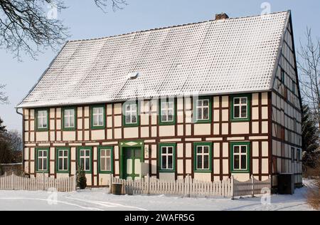 11.03.2013 Fachwerkhaus Deutschland/ Sachsen Anhalt/ Altmark/ Altmarkkreis Salzwedel/ Stadt Klötze/ Ortsteil Röwitz/ altes norddeutsches Fachwerkhaus im Schnee/ Bauernhaus/ Mehrfamilienhaus/ saniert/ restauriert/ Schnee/ Jahreszeiten/ Winter/ Sonnenaufgang **** 11 03 2013 casa a graticcio Germania Sassonia Anhalt Altmark Altmarkkreis Salzwedel Town distretto di Klötze Röwitz vecchia casa in legno della germania settentrionale nella fattoria sulla neve casa multifamiliare ristrutturata stagione della neve alba invernale Foto Stock