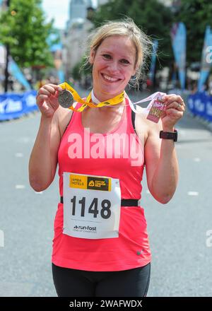 Sophie Jane Raworth giornalista, giornalista ed emittente televisiva riceve le sue medaglie dopo aver gareggiato nella mezza maratona di Vitality Westminster, Londra Regno Unito su Foto Stock