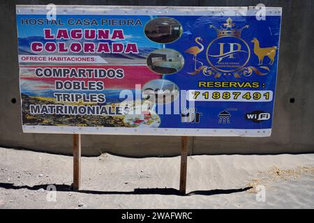 Cartello informazioni turistiche sulla Laguna Rossa. Laguna Colorada, Bolivia. 13 ottobre 2023. Foto Stock