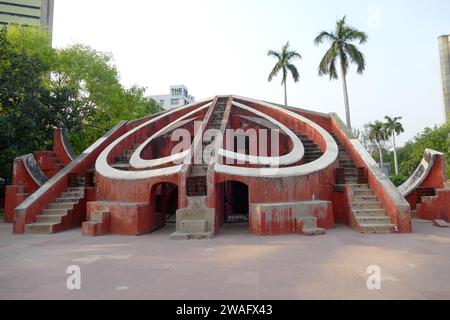 Nuova Delhi, India - 16 aprile 2017: Osservatorio Jantar Mantar con strumenti per misurare l'armonia dei cieli, strumento Misra Yantra Foto Stock