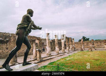 Le antiche rovine del tempio di Apollon a Pompei Foto Stock