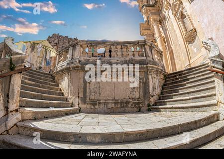 Scala barocca gesuita, disegnata da Pietro Passalacqua, su UL. Josipa Jurja Strossmayera, che conduce alla chiesa gesuita di San Ignazio di Loyola e.. Foto Stock