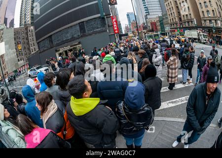 Migliaia di visitatori alle barricate della polizia in attesa di entrare a Times Square a New York domenica 31 dicembre 2023. Dopo che la polizia ha permesso l'ingresso, i festaioli hanno un'ora di attesa fino al nuovo anno. (© Richard B. Levine) Foto Stock