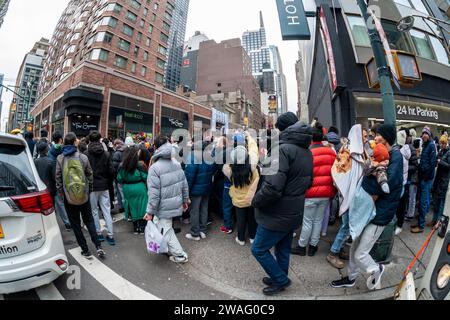 Migliaia di visitatori alle barricate della polizia in attesa di entrare a Times Square a New York domenica 31 dicembre 2023. Dopo che la polizia ha permesso l'ingresso, i festaioli hanno un'ora di attesa fino al nuovo anno. (© Richard B. Levine) Foto Stock