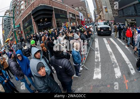 Migliaia di visitatori alle barricate della polizia in attesa di entrare a Times Square a New York domenica 31 dicembre 2023. Dopo che la polizia ha permesso l'ingresso, i festaioli hanno un'ora di attesa fino al nuovo anno. (© Richard B. Levine) Foto Stock