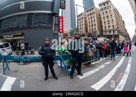 Migliaia di visitatori alle barricate della polizia in attesa di entrare a Times Square a New York domenica 31 dicembre 2023. Dopo che la polizia ha permesso l'ingresso, i festaioli hanno un'ora di attesa fino al nuovo anno. (© Richard B. Levine) Foto Stock