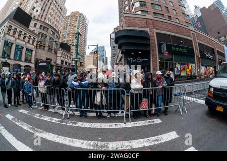 Migliaia di visitatori alle barricate della polizia in attesa di entrare a Times Square a New York domenica 31 dicembre 2023. Dopo che la polizia ha permesso l'ingresso, i festaioli hanno un'ora di attesa fino al nuovo anno. (© Richard B. Levine) Foto Stock