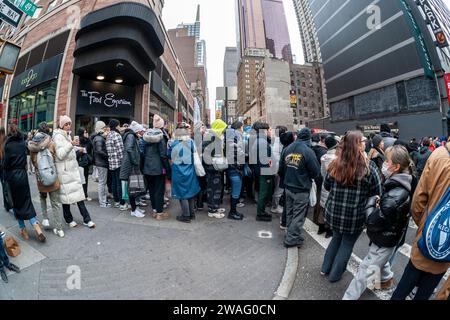 Migliaia di visitatori alle barricate della polizia in attesa di entrare a Times Square a New York domenica 31 dicembre 2023. Dopo che la polizia ha permesso l'ingresso, i festaioli hanno un'ora di attesa fino al nuovo anno. (© Richard B. Levine) Foto Stock