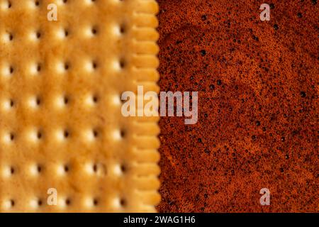 un biscotto sulla tazza di caffè visto dall'alto, concentrati sulla schiuma di caffè Foto Stock