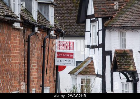 Sonning, Berkshire, Regno Unito. 4 gennaio 2024. Un cartello d'accordo fuori da un cottage nel villaggio fluviale di Sonning, Berkshire. I nuovi dati pubblicati questa settimana da Propertymark riportano che il mercato degli affitti rimane frenetico. Credito: Maureen McLean/Alamy Foto Stock