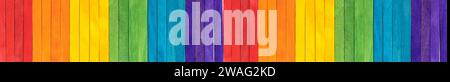 Coloratissime popsicle di legno arcobaleno su sfondo bianco con spazio per le copie Foto Stock