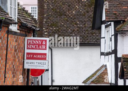 Sonning, Berkshire, Regno Unito. 4 gennaio 2024. Un cartello d'accordo fuori da un cottage nel villaggio fluviale di Sonning, Berkshire. I nuovi dati pubblicati questa settimana da Propertymark riportano che il mercato degli affitti rimane frenetico. Credito: Maureen McLean/Alamy Foto Stock