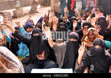 I residenti di Qasimabad stanno organizzando una manifestazione di protesta contro l'alta manovrabilità della polizia, al club stampa di Hyderabad giovedì 4 gennaio 2024. Foto Stock