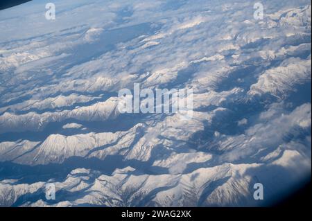 Dalla Croazia al Regno Unito. Montagne innevate viste dall'alto Foto Stock