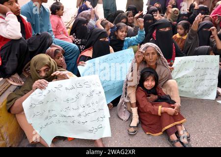 I residenti di Qasimabad stanno organizzando una manifestazione di protesta contro l'alta manovrabilità della polizia, al club stampa di Hyderabad giovedì 4 gennaio 2024. Foto Stock