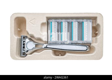 Rasoio manuale di sicurezza in una scatola di conservazione in carta riciclata con lame di ricambio Foto Stock