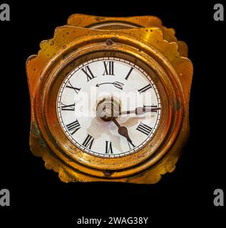 vecchio orologio da tavolo in ottone su sfondo nero Foto Stock