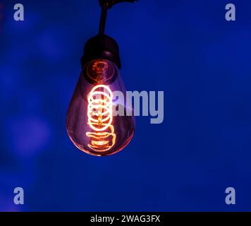 Lampadine ornamentali con LED sul cielo blu Foto Stock