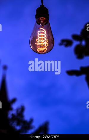 Lampadine ornamentali con LED sul cielo blu Foto Stock