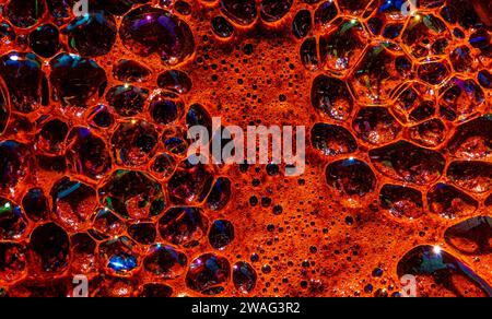 riflessi nelle bolle d'aria nella schiuma di caffè Foto Stock