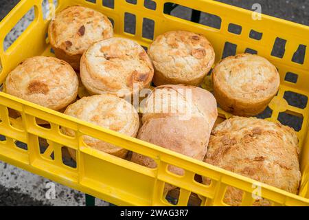 pane tradizionale rumeno nella cassa di plastica Foto Stock