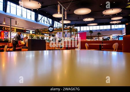 Sibiu, Romania - 26 dicembre 2021. Tavolo vuoto al ristorante nel nuovo edificio Mall Promenada Festival Centrum di Sibiu, Romania Foto Stock