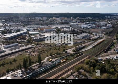 Distretti sul lato destro del fiume Oder a Stettino da un drone in Polonia. Foto Stock