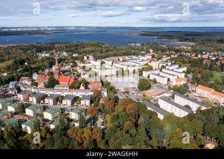 Distretti sul lato destro del fiume Oder a Stettino da un drone in Polonia. Foto Stock