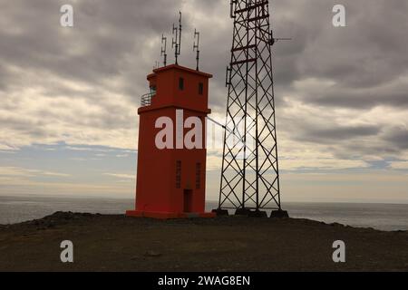 Il faro di Hvalnes si trova nella regione orientale dell'Islanda lungo la Route 1 tra le città di Höfn e Djúpivogur Foto Stock