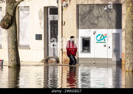 Arques, Francia. 4 gennaio 2024. Un residente nelle strade della strega Arques subì un'alluvione molto significativa, a Pas de Calais, in Francia, il 4 gennaio 2024. Foto di Sebastien Courdji/ABACAPRESS.COM credito: Abaca Press/Alamy Live News Foto Stock