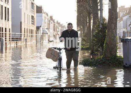 Arques, Francia. 4 gennaio 2024. Un residente nelle strade della strega Arques subì un'alluvione molto significativa, a Pas de Calais, in Francia, il 4 gennaio 2024. Foto di Sebastien Courdji/ABACAPRESS.COM credito: Abaca Press/Alamy Live News Foto Stock