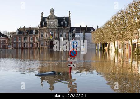 Arques, Francia. 4 gennaio 2024. Hall piazza della città della strega Arques subì un'alluvione molto significativa, a Pas de Calais, in Francia, il 4 gennaio 2024. Foto di Sebastien Courdji/ABACAPRESS.COM credito: Abaca Press/Alamy Live News Foto Stock