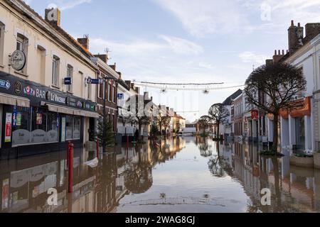 Arques, Francia. 4 gennaio 2024. Una strada della strega Arques subì un'alluvione molto significativa, a Pas de Calais, in Francia, il 4 gennaio 2024. Foto di Sebastien Courdji/ABACAPRESS.COM credito: Abaca Press/Alamy Live News Foto Stock