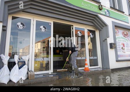 Arques, Francia. 4 gennaio 2024. Il proprietario di un ristorante pulito si trova a Arques Witch ha subito un'alluvione molto significativa, a Pas de Calais, in Francia, il 4 gennaio 2024. Foto di Sebastien Courdji/ABACAPRESS.COM credito: Abaca Press/Alamy Live News Foto Stock