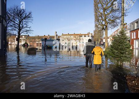 Arques, Francia. 4 gennaio 2024. Hall piazza della città della strega Arques subì un'alluvione molto significativa, a Pas de Calais, in Francia, il 4 gennaio 2024. Foto di Sebastien Courdji/ABACAPRESS.COM credito: Abaca Press/Alamy Live News Foto Stock