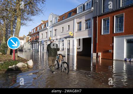 Arques, Francia. 4 gennaio 2024. Un residente nelle strade della strega Arques subì un'alluvione molto significativa, a Pas de Calais, in Francia, il 4 gennaio 2024. Foto di Sebastien Courdji/ABACAPRESS.COM credito: Abaca Press/Alamy Live News Foto Stock