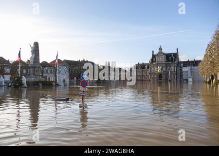 Arques, Francia. 4 gennaio 2024. La piazza municipale della strega Arques subì un'alluvione molto significativa, a Pas de Calais, in Francia, il 4 gennaio 2024. Foto di Sebastien Courdji/ABACAPRESS.COM credito: Abaca Press/Alamy Live News Foto Stock