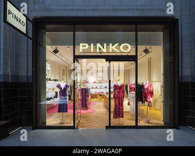 LONDRA, Regno Unito - 7 GIUGNO 2023: Pinko Storefront Foto Stock
