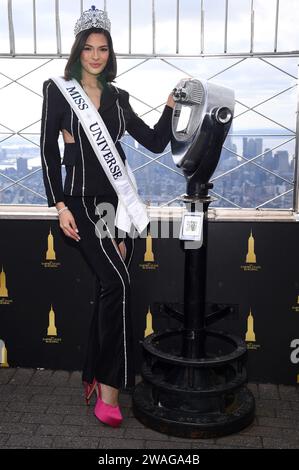 New York, USA. 4 gennaio 2024. La modella nicaraguense Sheyniss Placacios, appena incoronata 72a Miss Universo, visita l'Empire State Building, New York, New York, 4 gennaio 2024. (Foto di Anthony Behar/Sipa USA) credito: SIPA USA/Alamy Live News Foto Stock