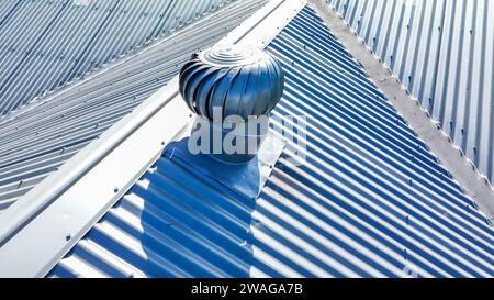 Fotografia aerea con drone di Whirlybird un tetto in ferro ondulato rivestito grigio su una residenza domestica Foto Stock
