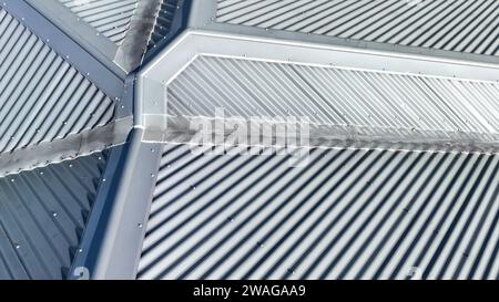 Fotografia aerea con drone di un tetto in ferro ondulato rivestito di grigio su una residenza domestica Foto Stock