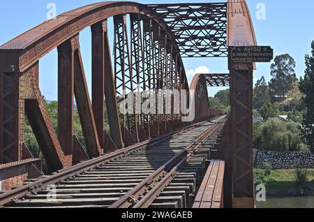 Un ponte arrugginito di ferro Foto Stock