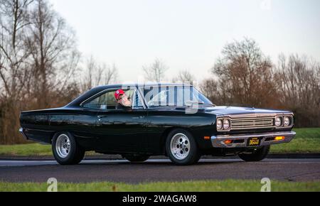 Stony Stratford, Regno Unito, 1 gennaio 2024. 1969 Plymouth Road Runner car che arriva a Stony Stratford per l'annuale veicolo d'epoca e classico fe il giorno di Capodanno Foto Stock