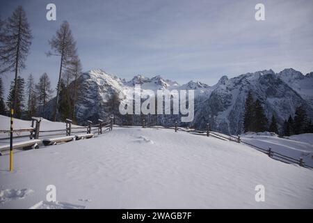 A piedi di notte Foto Stock