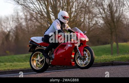 Stony Stratford, Regno Unito 1 gennaio 2024,2000 moto Ducati 748 rossa in arrivo a Stony Stratford per l'annuale veicolo d'epoca e classico fe il giorno di Capodanno Foto Stock