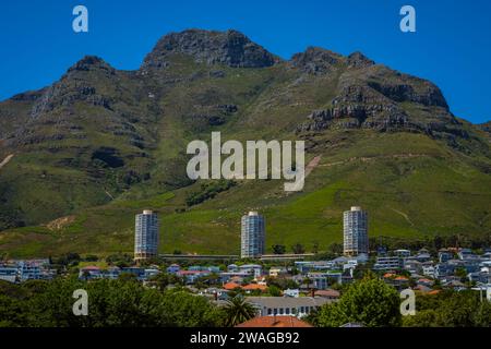 Disa Towers con il monte devil's Peak Table sullo sfondo a Vredehoek città del Capo, Sudafrica Foto Stock