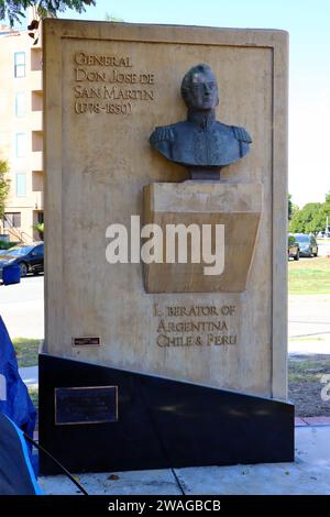 Los Angeles, California: Busto del generale Don JOSE DE SAN MARTIN, situato nel mezzo dell'isola trafficata al 111 S San Vicente Blvd, Los Angeles Foto Stock