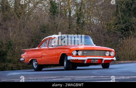 Stony Stratford, Regno Unito, 1 gennaio 2024. 1960 auto Chevrolet Impala in arrivo a Stony Stratford per l'annuale festa di Capodanno con veicoli d'epoca e classici Foto Stock